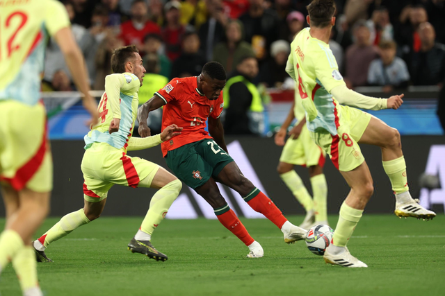 巴萨公布欧冠首发11人阵容迎战法兰克福（巴萨官宣欧冠战法兰克福首发11人名单）