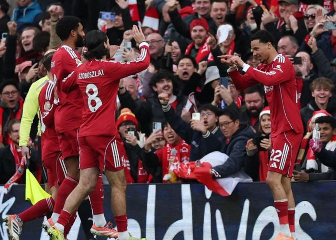 意甲爆笑剧场：绿黑小旋风VS紫百合魔法团，今晚谁家厨房不冒烟？（意甲欢乐夜：绿黑旋风战紫百合魔阵，今夜哪家锅先开？）