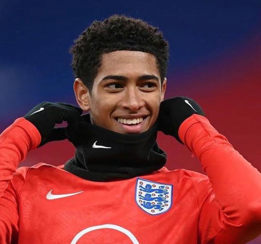 官方：因在诺坎普燃放烟花+投掷物品，法兰克福被罚3.8万欧（官方处罚：法兰克福因诺坎普燃放烟花并投掷物被罚3.8万欧元）