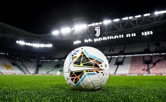 给爷整笑了，曼奇尼假意亲吻布鲁马多，将布鲁马多逗笑（曼奇尼作势亲吻布鲁马多，逗得对方当场大笑）