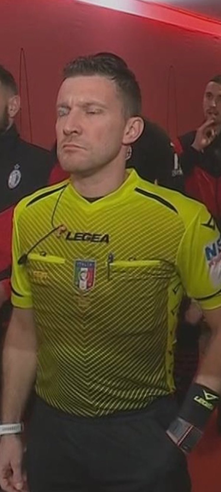 港队主场战新加坡，新加坡球员伤退时担架工作人员忍不住庆祝（港队主场迎战新加坡，新加坡球员伤退之际担架员忍不住欢呼）