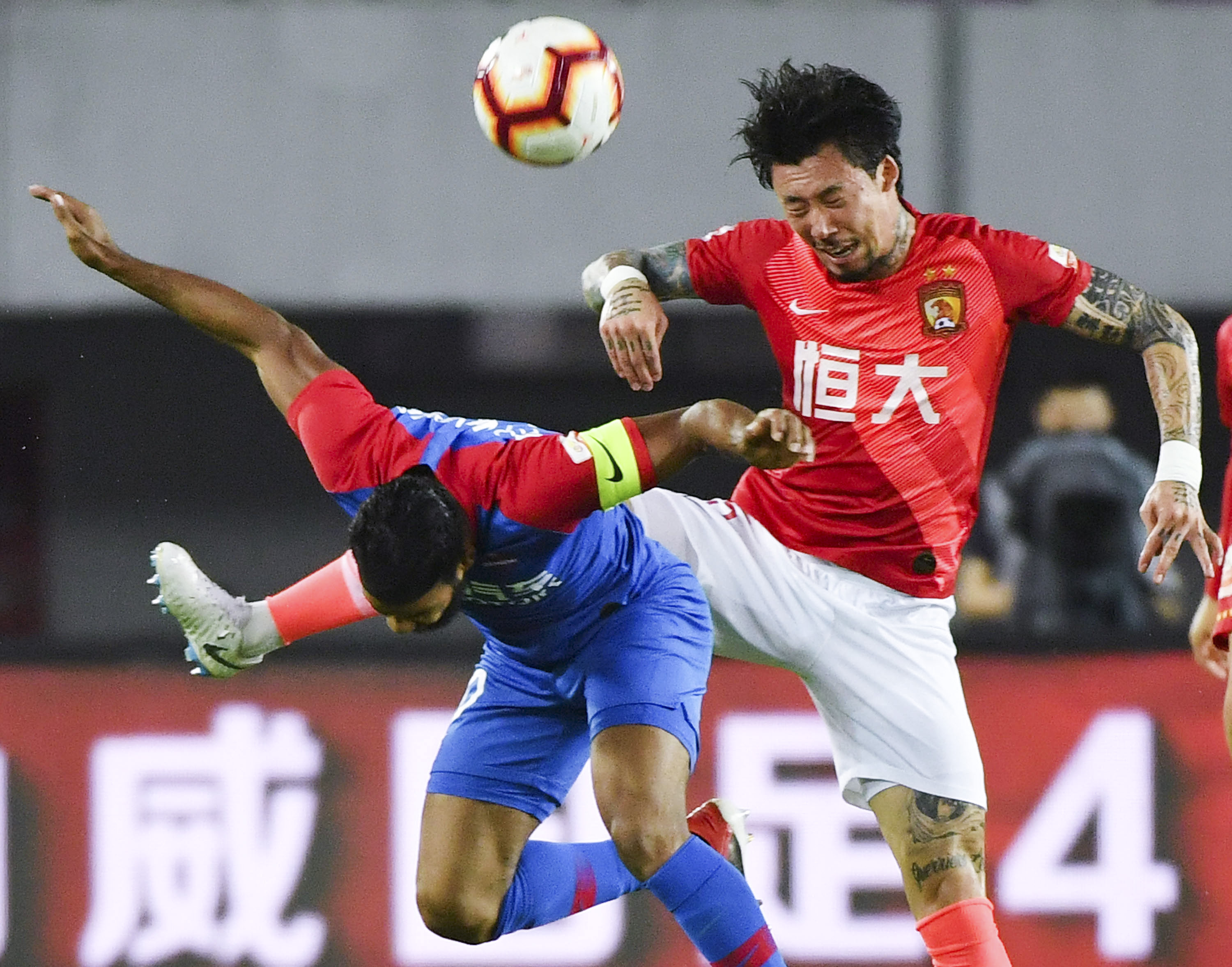 广州小学生观战轮椅篮球赛为运动员加油（广州小学生现场观赛为轮椅篮球运动员加油）