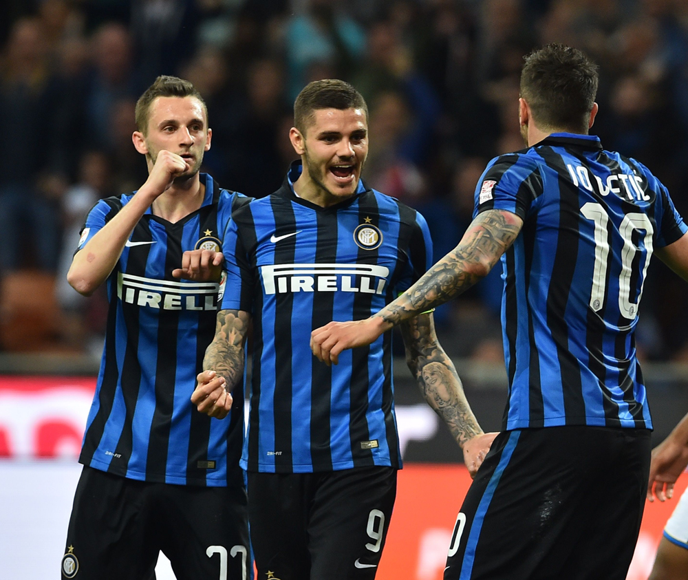 有爱!梁靖崑1-2不敌小勒布伦一脸惊讶,孙颖莎微笑着帮他复盘失利（暖心一幕：梁靖崑1-2负小勒布伦露出错愕，孙颖莎笑着陪他复盘）