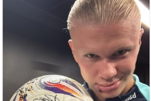 加泰电台：拉波尔塔想请前球员回诺坎普拍照，梅西不太可能去（加泰电台：拉波尔塔计划邀昔日球员回诺坎普合影，梅西出席可能性不大）