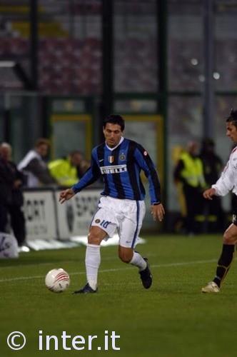 意甲前瞻：AC米兰12场不败有望冲击榜首，拉齐奥客场低迷（意甲前瞻：AC米兰12轮不败冲顶在望，拉齐奥客战乏力）