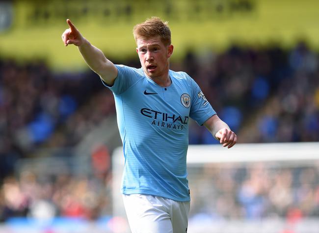 内马尔在桑托斯关键比赛中上演帽子戏法，助球队保级成功，展现坚韧与决心。（内马尔关键战戴帽护航桑托斯保级，尽显坚韧与决心）